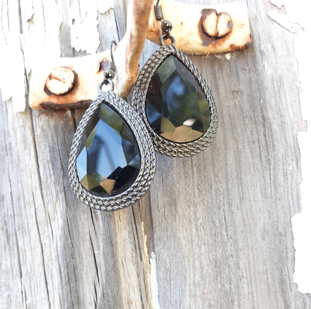 Black gemstone earring in gunmetal setting. Zinc Alloy for sensitive ears! - Picture 3 of 4